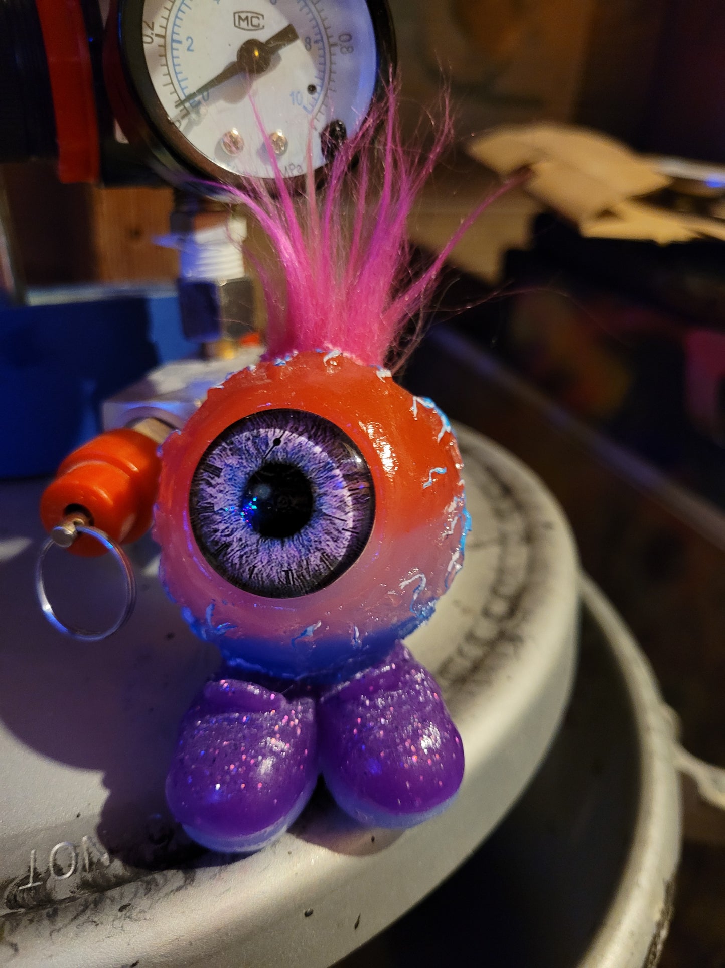 Eyeballerz "Bombpop Glow" Augenfigur aus Kunstharz handgefertigt